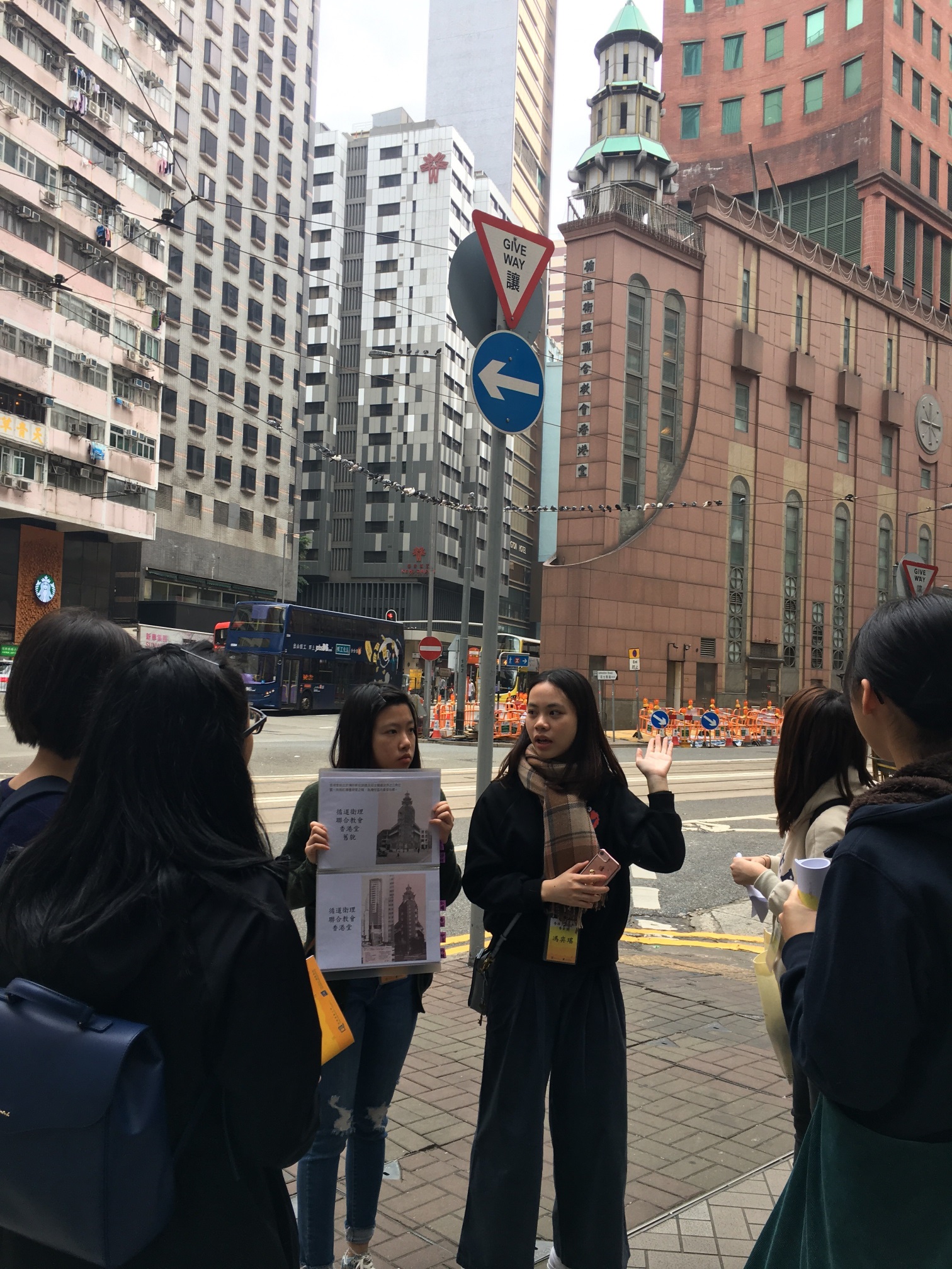 专业中文专修的同学担任导赏员，向参加者导赏文学地景。