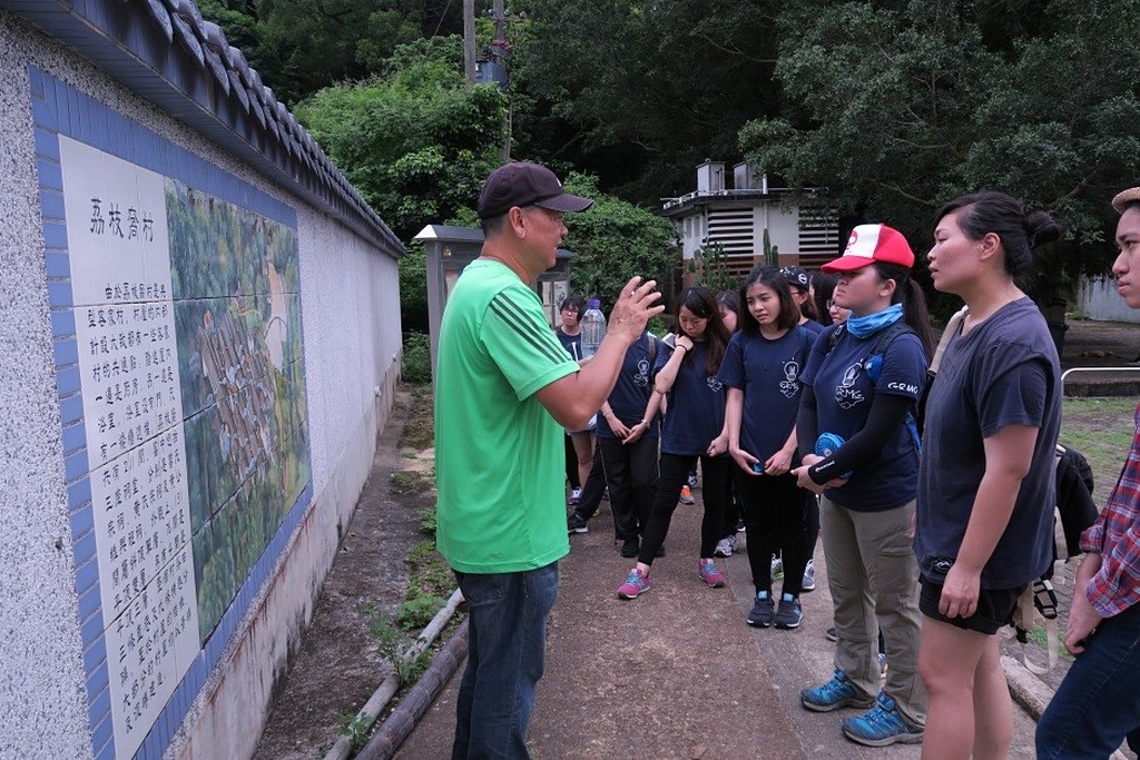A tour was arranged by a local indigenous villager who vividly talked about the history and traditional cultures of Lai Chi Wo Village.