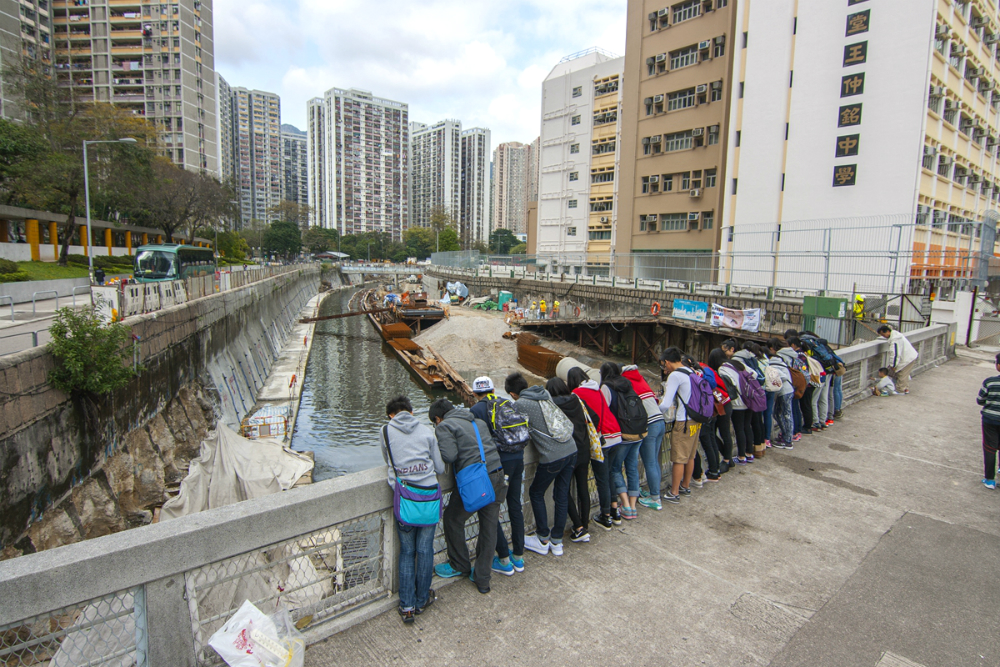 GRMG students were conducting field survey in lower section of Kai Tak River during the pre-training session. [Photo-credit: Ecobus] 