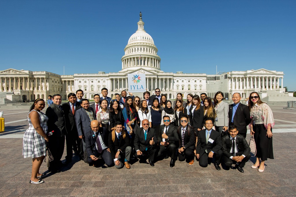 陳青同學（第二排左三）與一眾青年領袖參觀華盛頓國會山莊。