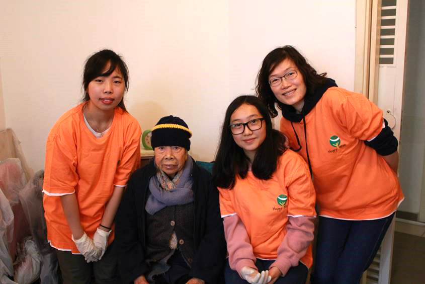 CIE Students provided home cleaning service for the elderly in Lam Tin.