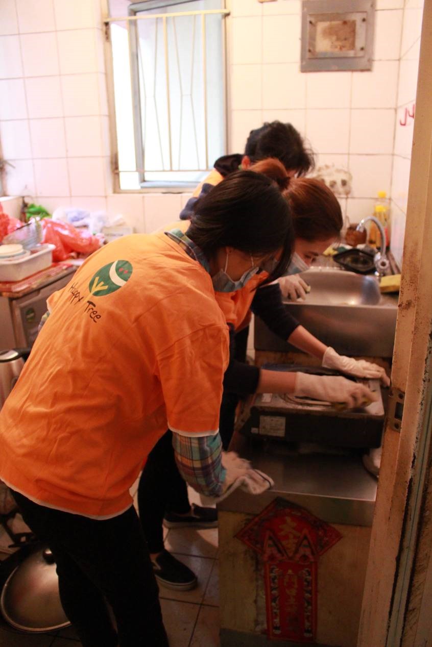 CIE Students provided home cleaning service for the elderly in Lam Tin.