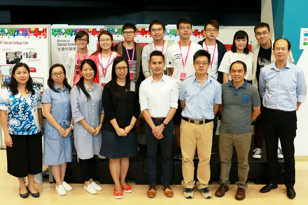 專業中文老師及學生工作人員，與呂永佳博士合照留影。