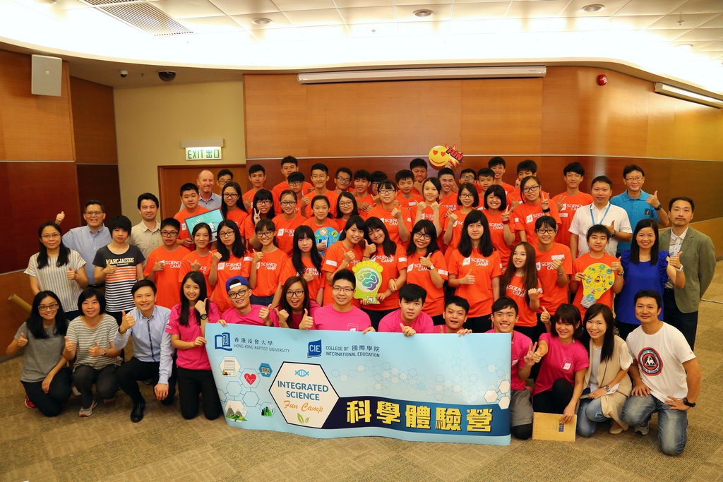 首屆「 科學體驗營」共吸引40名來自13間本地及國際中學的同學參加。