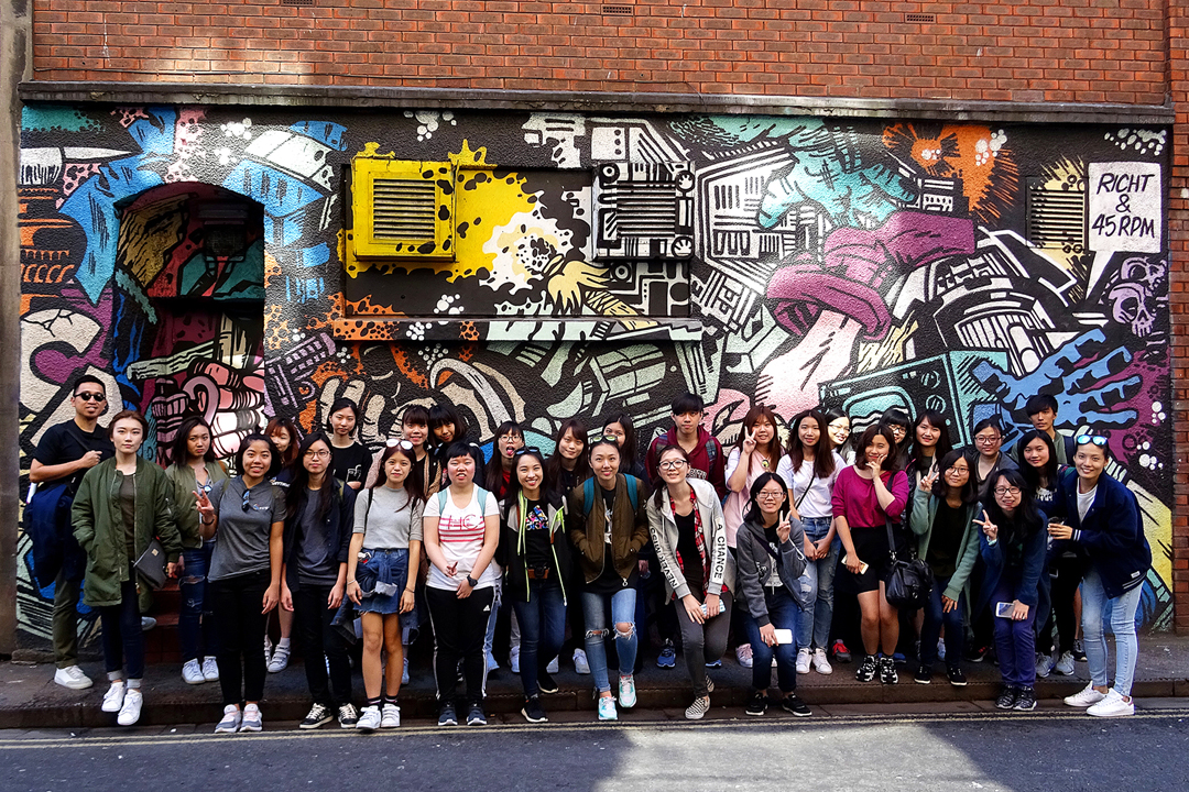 同學於英國布里斯托參加的街頭塗鴉導賞團，在欣賞名家作品之餘，更認識到街頭藝術與城市文化之間的關係。