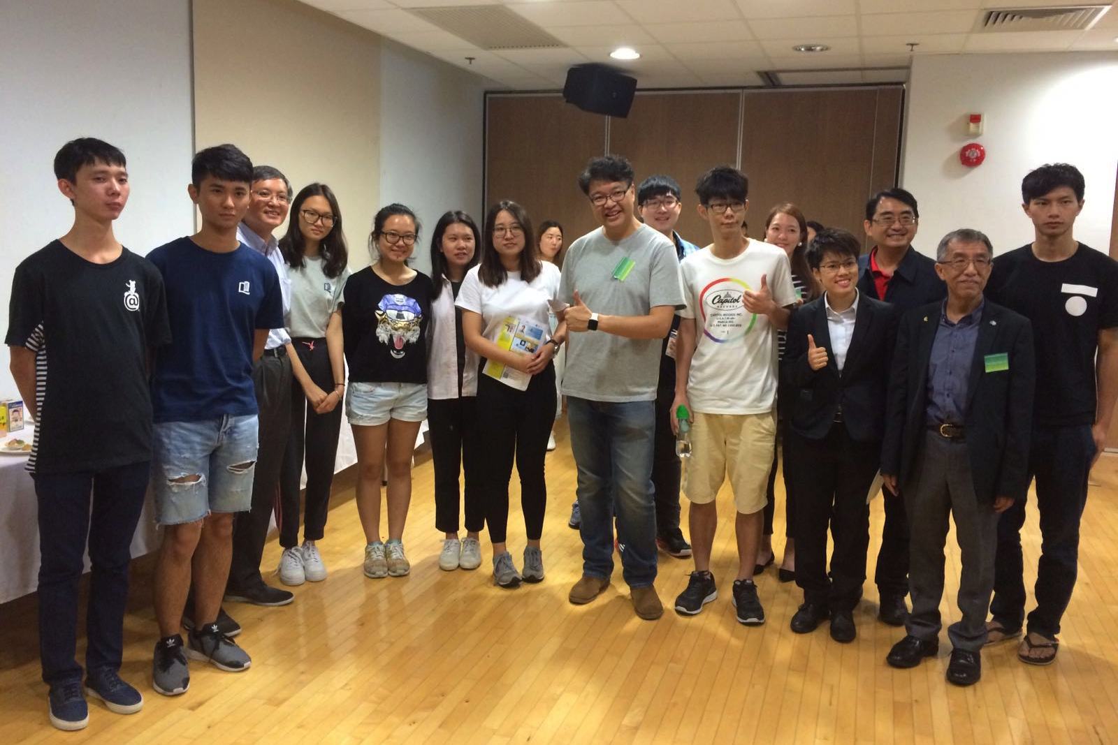 香港信息科技商会会长黄岳永先生，邀请国际学院师生参观旗下Virtual Reality技术研发实验室，商讨创业培训计划（Entrepreneurship Training Programme）合作事宜。