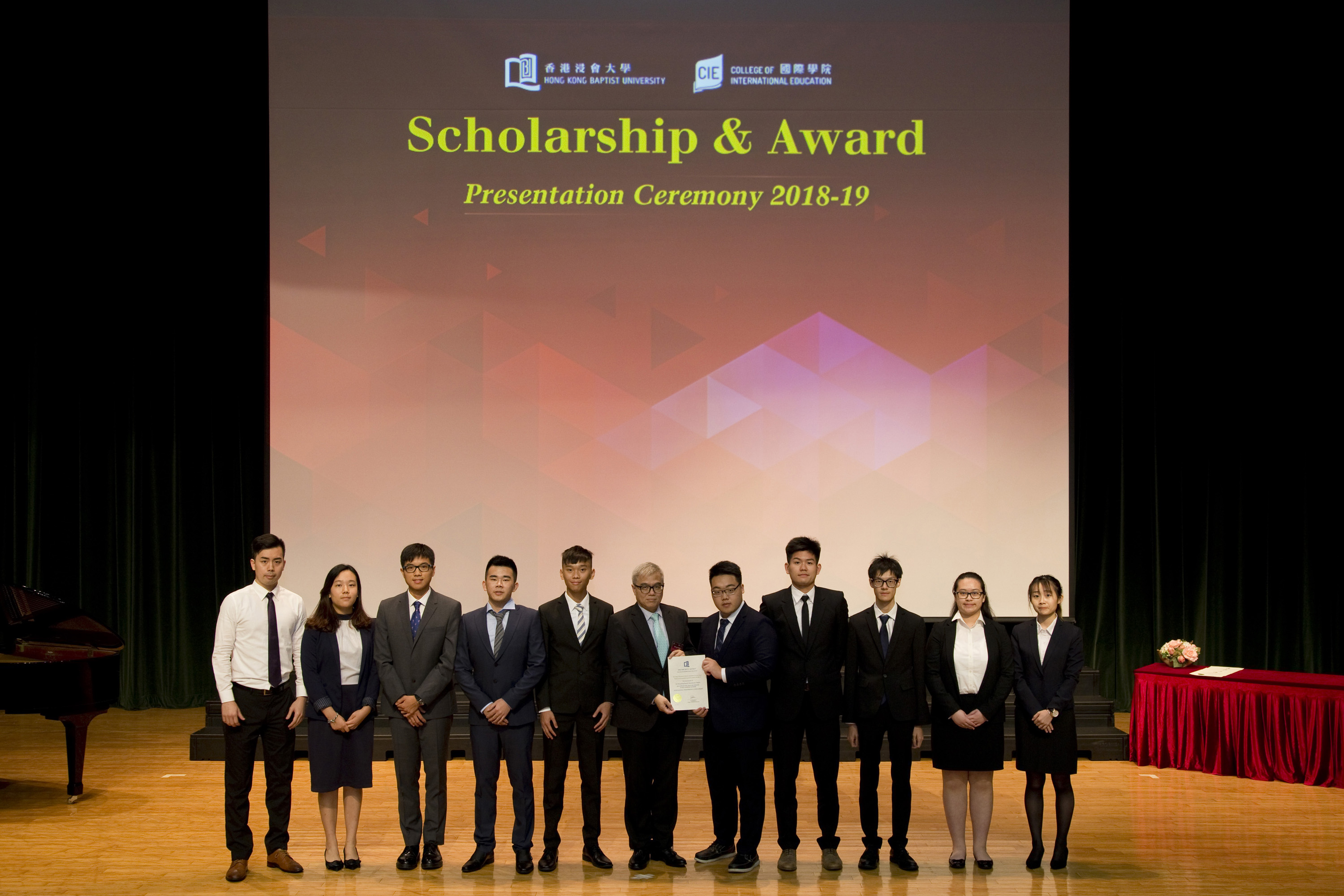 浸大国际学院奖学金赞助人及咨询委员会主席巢国明先生（中）颁发奖项予同学，以示嘉许。