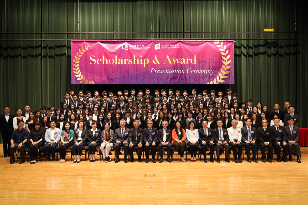 418位副學士及自資學士學位課程同學獲頒發獎學金及獎項。