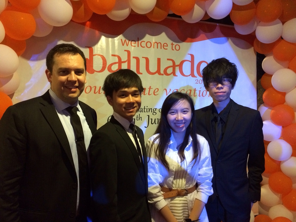 參賽學生與Dr. Scripter出席「亞洲英語辯論比賽」閉幕典禮。