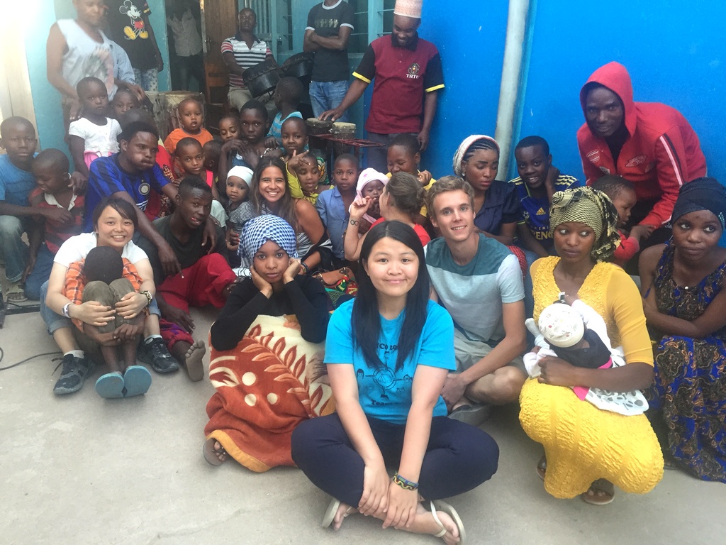 莫芷晴同学（前排中）到访坦桑尼亚关怀年轻母亲的志愿团体。