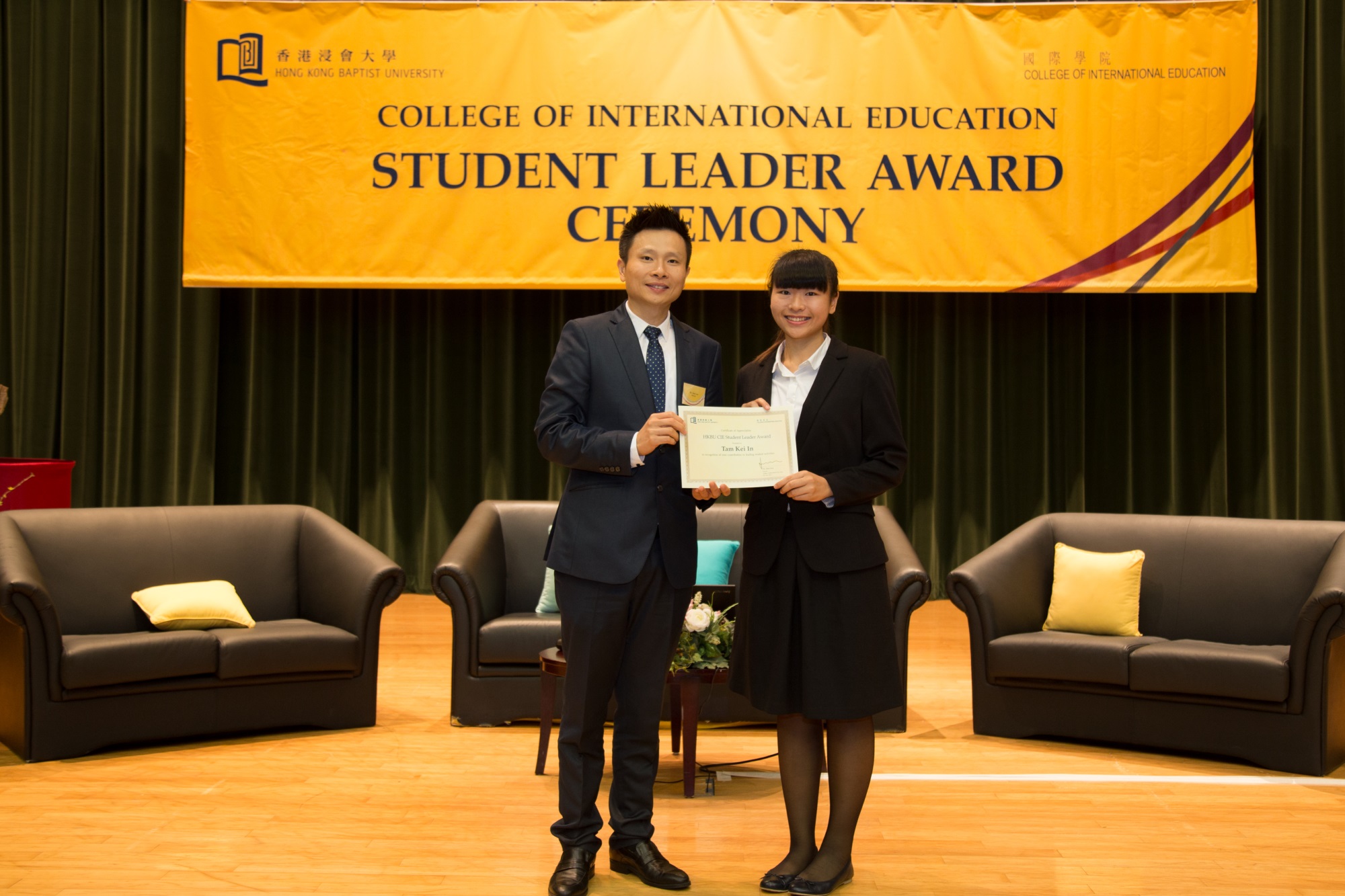 刘信信博士（左）颁发奖状予得奖同学，并感谢他们一直对学院活动的支持。