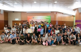 國際學院講師與參與本屆校友導師計畫的校友和同學合照。
