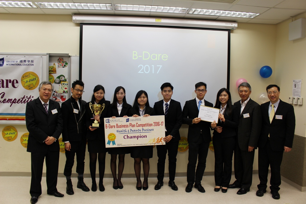 “Sante”, with its business plan to sell organic cold press juice and organic skin care products, won the Championship of B-Dare Competition.