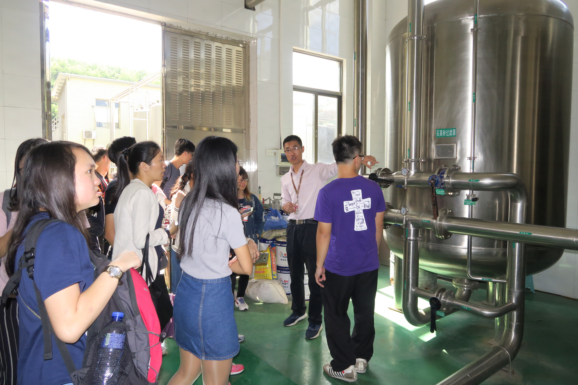 同學參觀香滿樓（即香港品牌十字牌）食品生產廠房，明白到品質檢定能確保產品的穩定性，並使其合乎食物安全標準，加深了對中國食品廠的食物安全措施及檢測技術的認識。