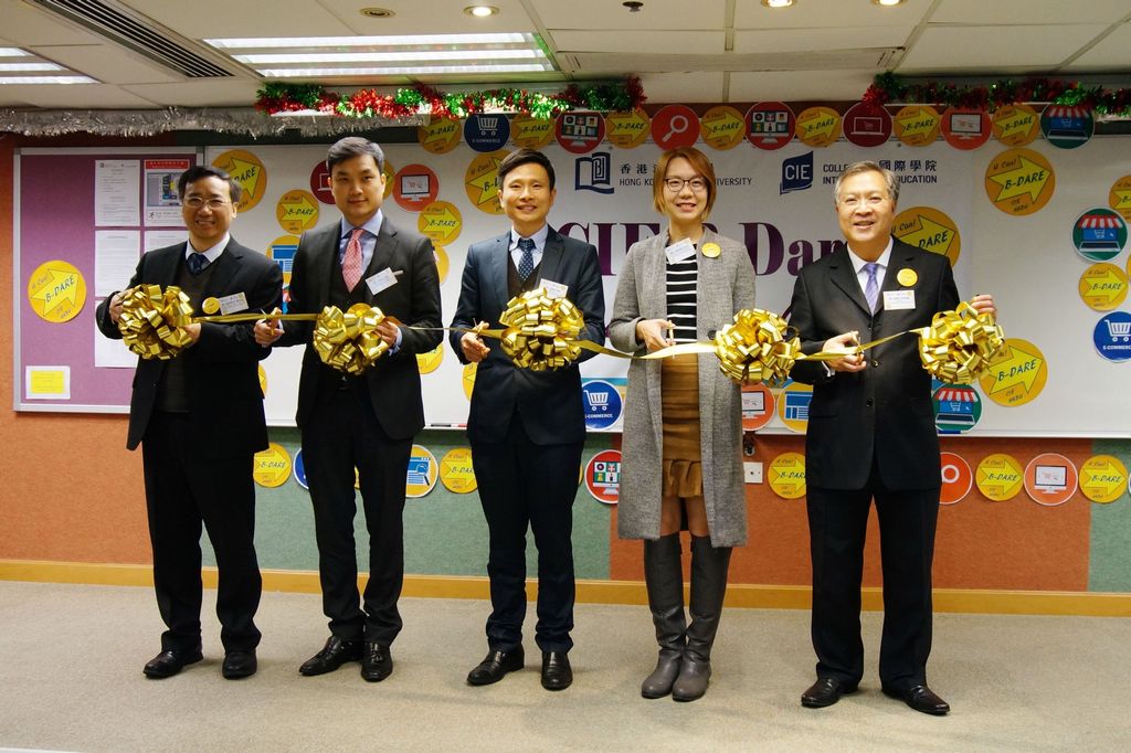 国际学院总监刘信信博士（中）与商学部主管王赞雄博士（左一）、评判李俊明博士（左二）、蔡洁霞小姐（右二）以及梁志豪博士（右一）主持剪彩仪式。