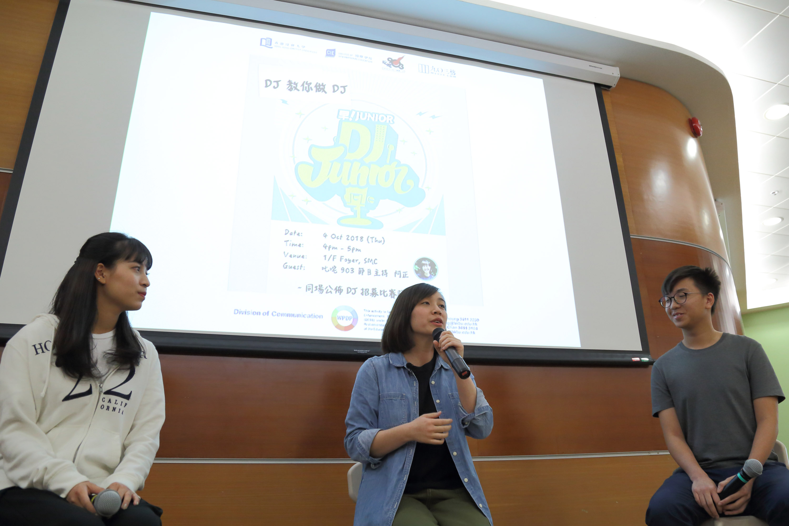 叱咤903「早！Junior」节目主持阿正（中）勉励有兴趣投身广播行业的同学要时刻装备自己，机会一来便要好好把握。