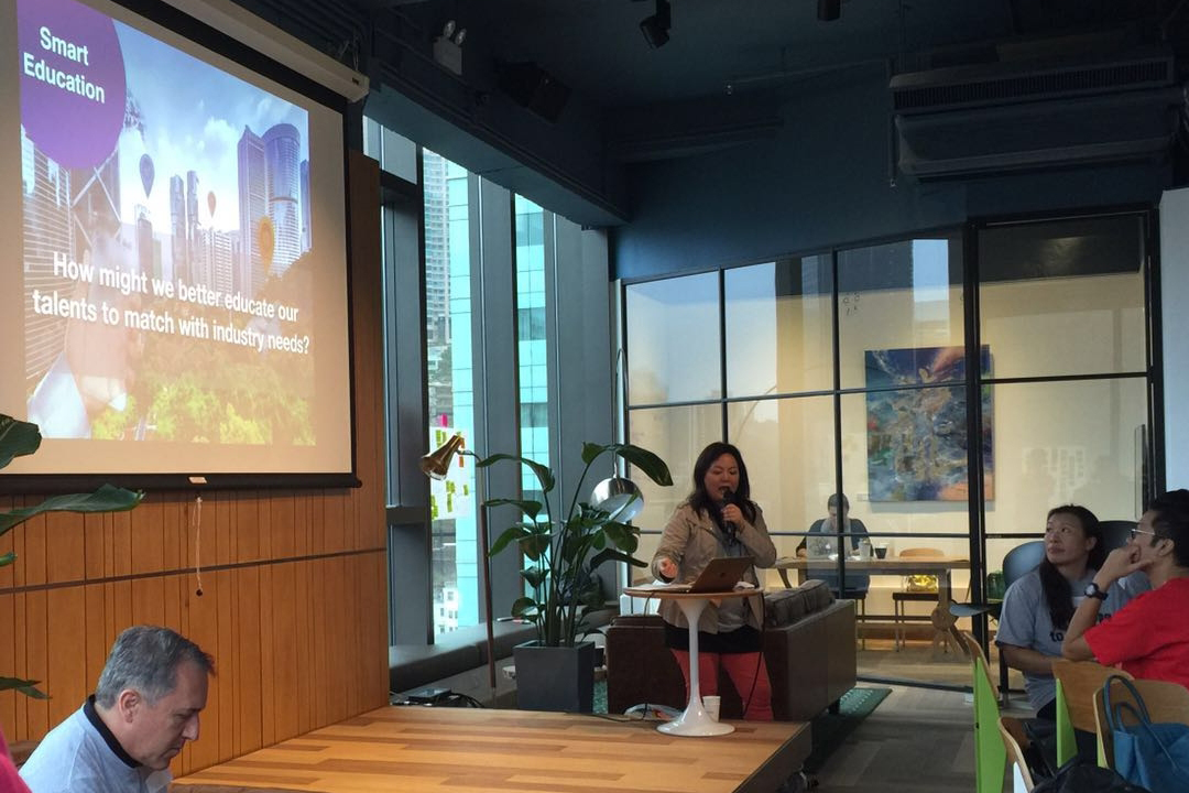 讲者正讲解如何应用史丹福大学设计学院开发的创新思维方法开发和建设未来香港。