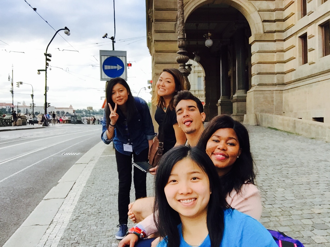 林穎同學和鄺美珊同學與其他論壇的參與者漫遊捷克的首都布拉格市。