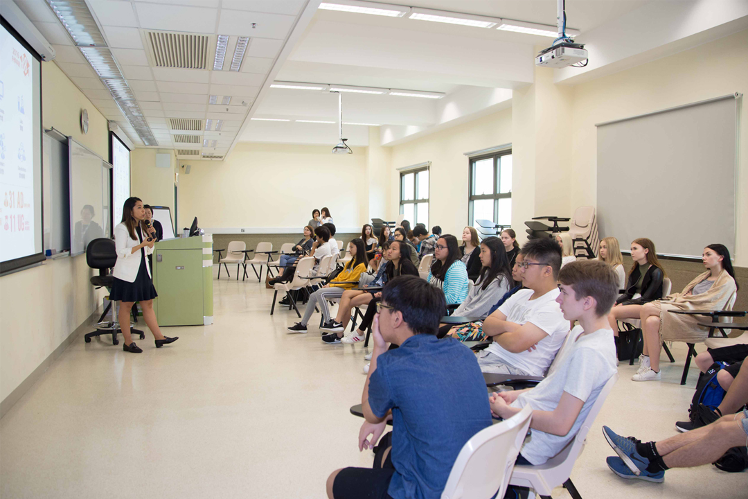 國際學院講師陳媁晶女士帶領同學進行小組討論，讓他們互相認識。
