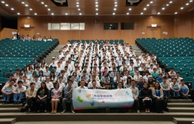 浸大國際學院總監劉信信博士（前排中）及一眾講師與參與暑期講座的高中學生合照。