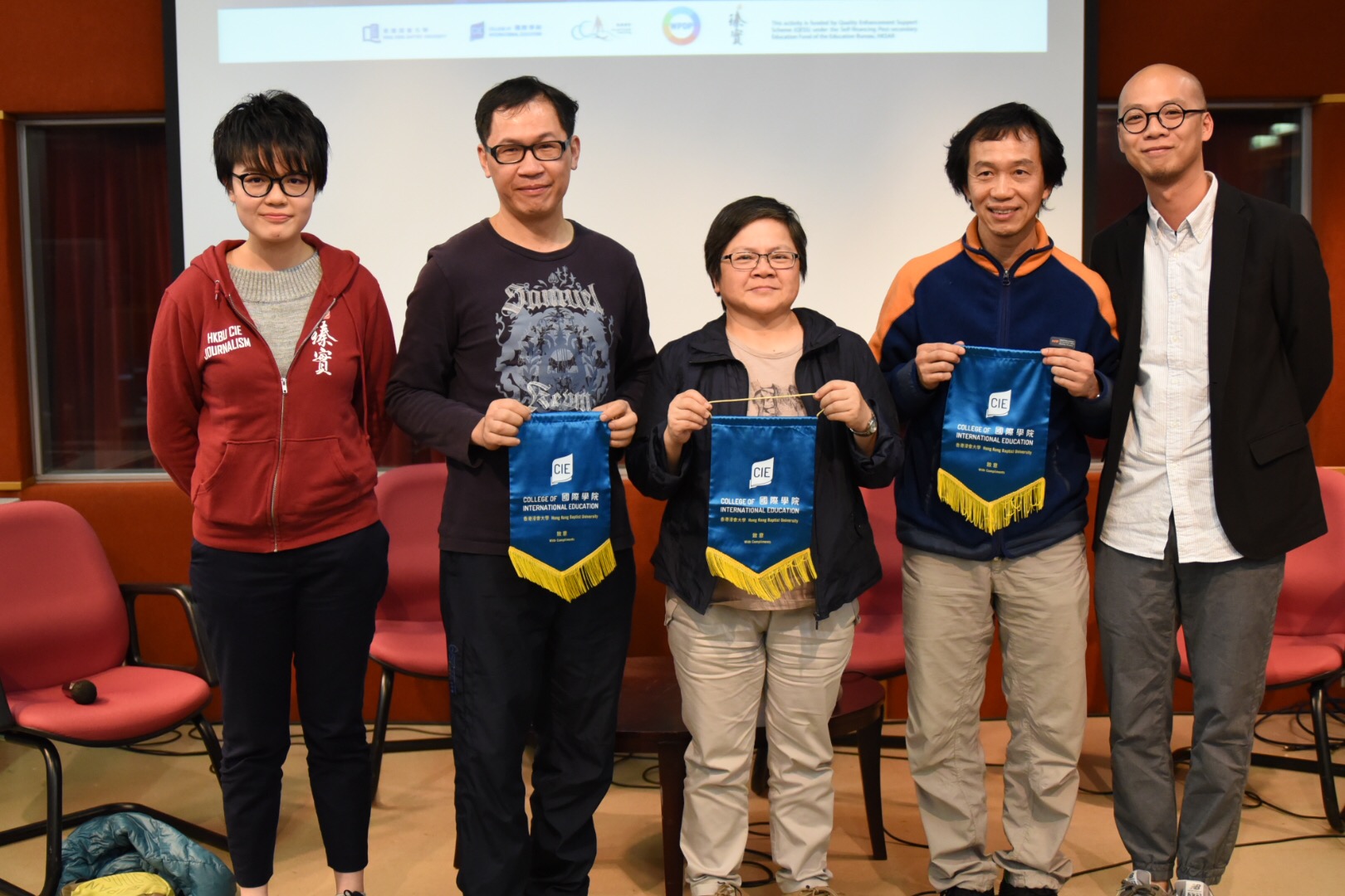 （左二起）SocREC社會紀錄頻道創辦人梁日明先生、香港記者協會主席岑倚蘭女士及《明報》總編輯梁享南先生首次同台討論。