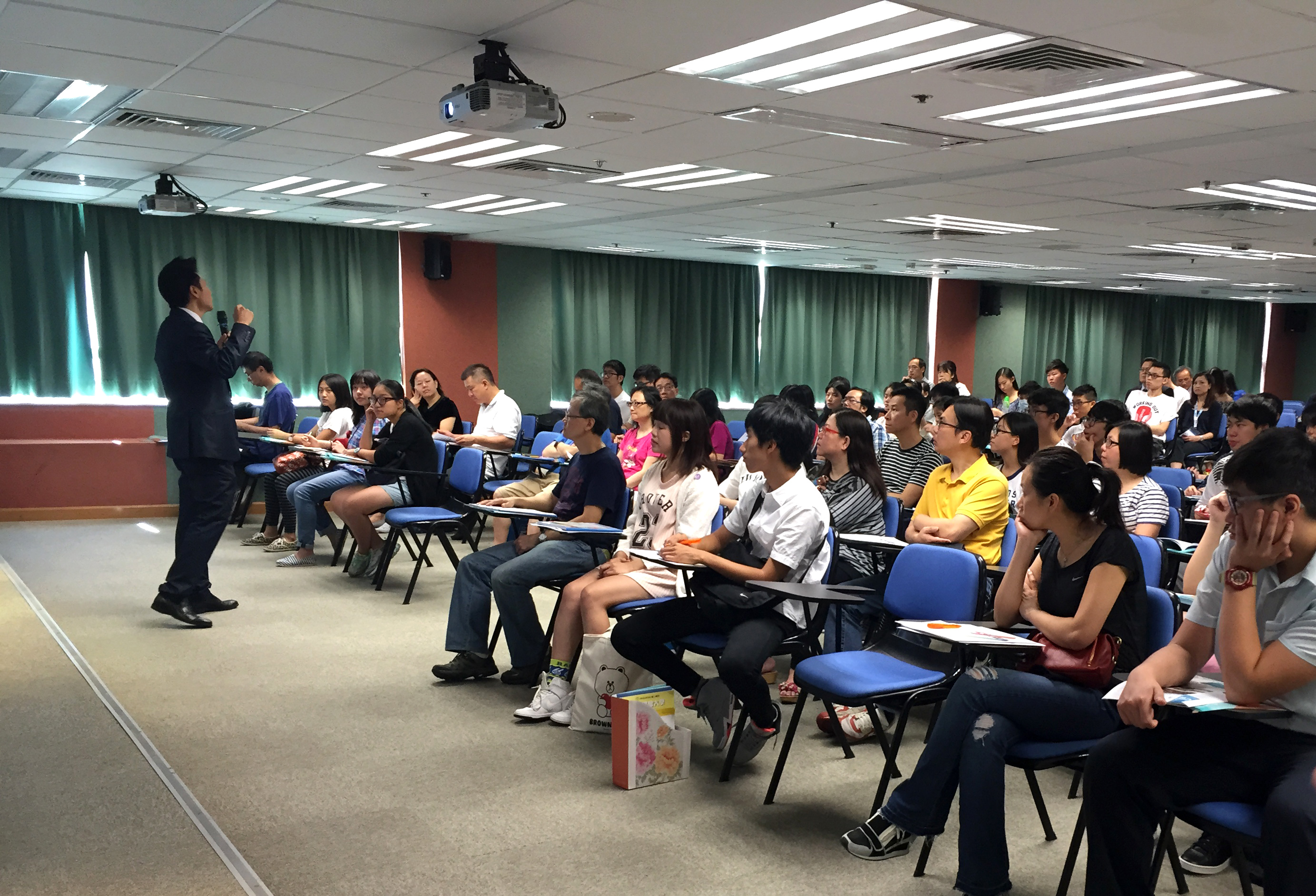 學院為應屆DSE考生設立「4年自資學位課程優先入學計畫」，提供另一升學途徑，以4年時間取得香港浸會大學榮譽學士學位。
