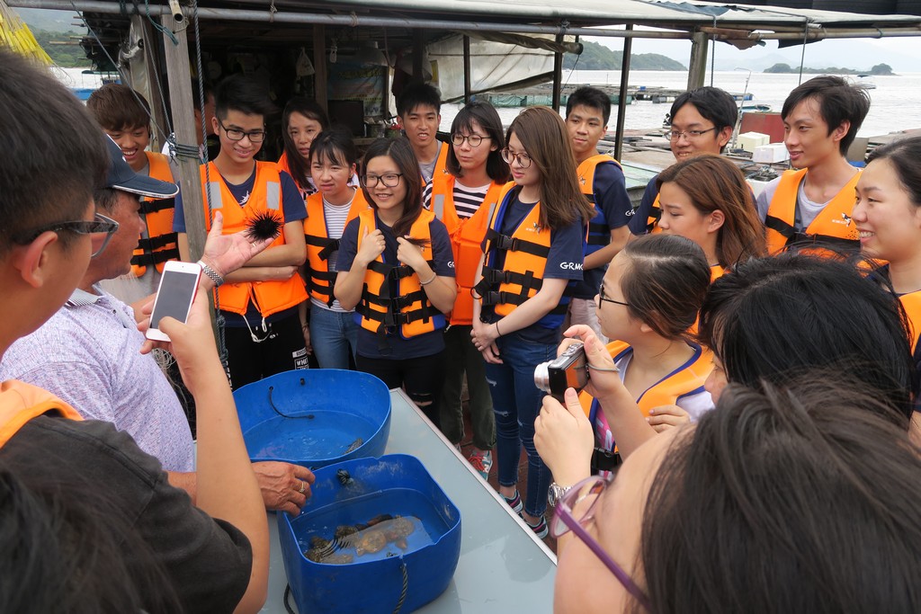 Mr. Ho  introduced some common seafood such as sea urchins, oysters, mussels and crabs captured from our ocean.