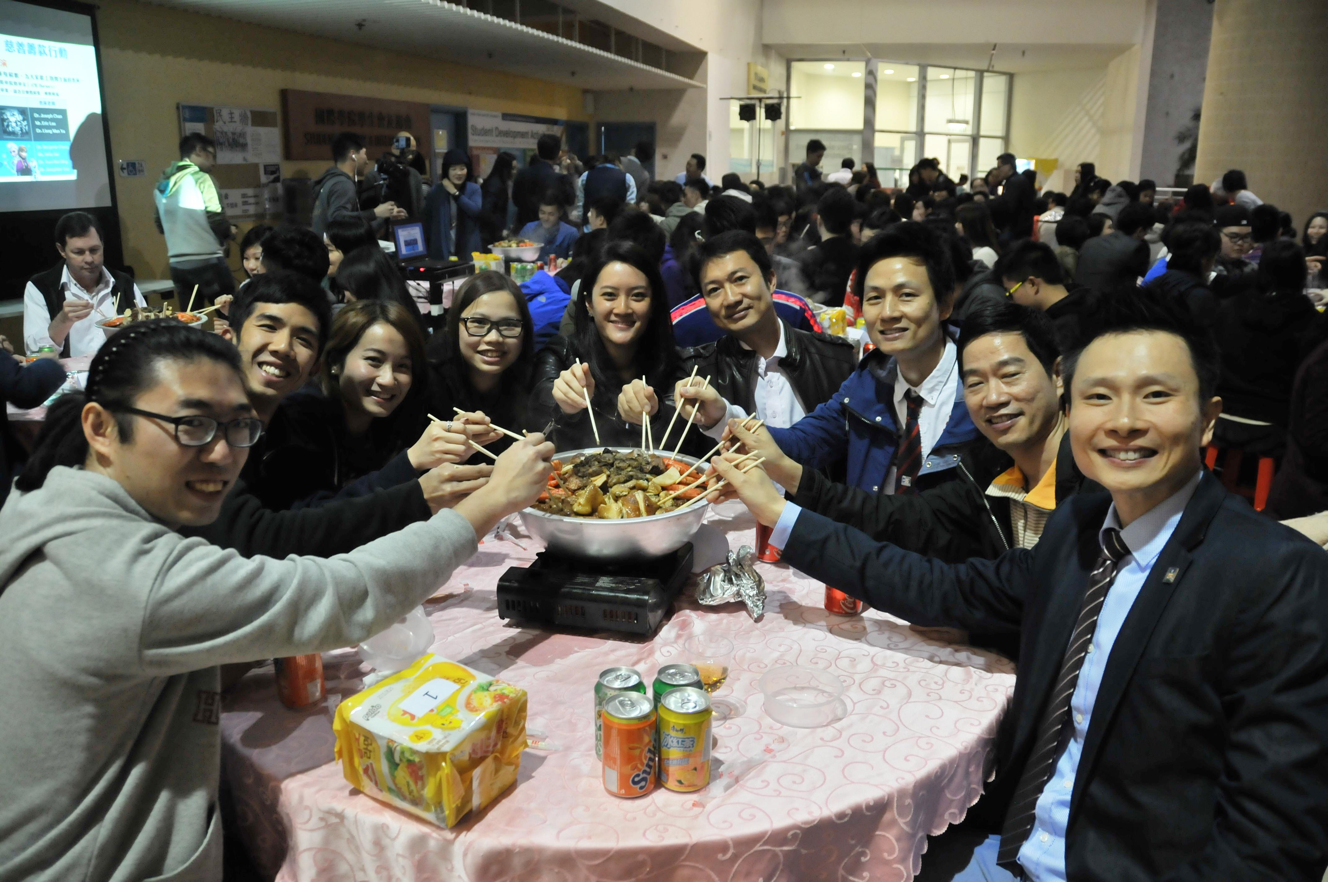 二百多位校友和學院的新舊教職員回到校園，共享盆菜晚宴。