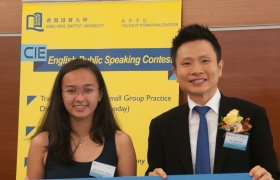 國際學院總監劉信信博士頒發冠軍獎項予Wendy Mcleod同學。