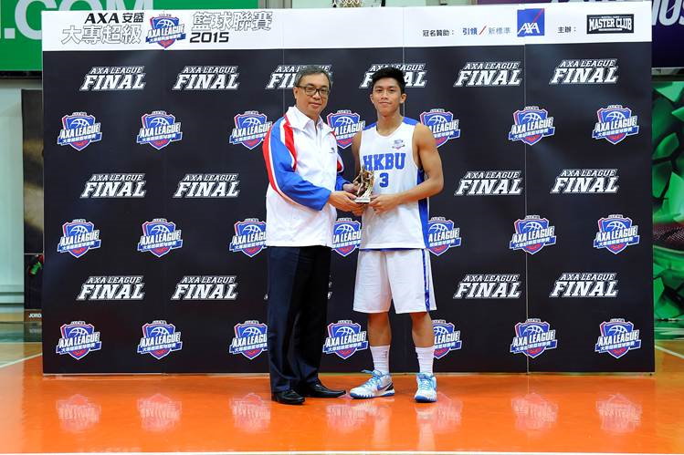 Hui Huen Hang (right) receives best assist player title.
