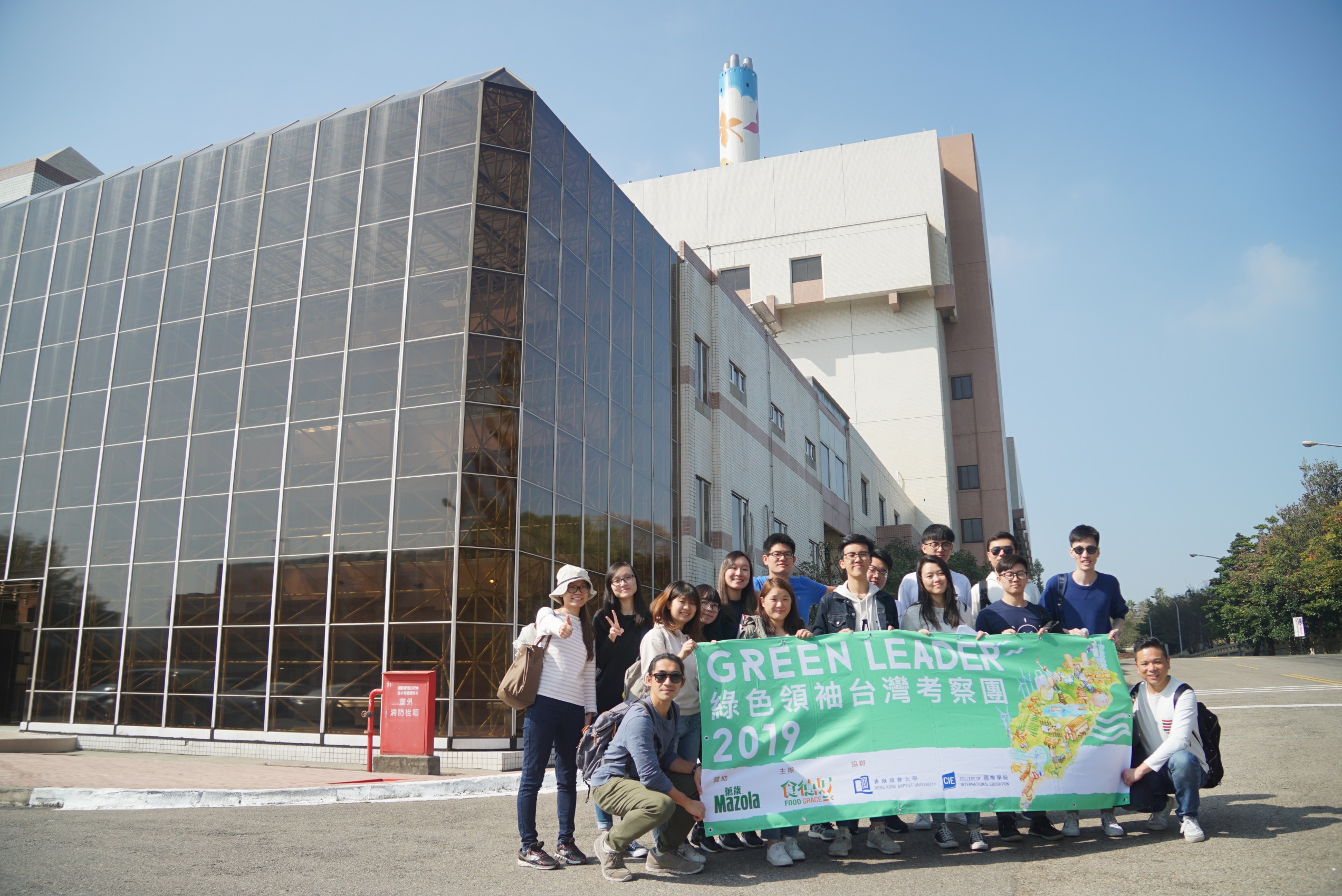 在台中市環保局職員帶領下參觀文山焚化廠。
