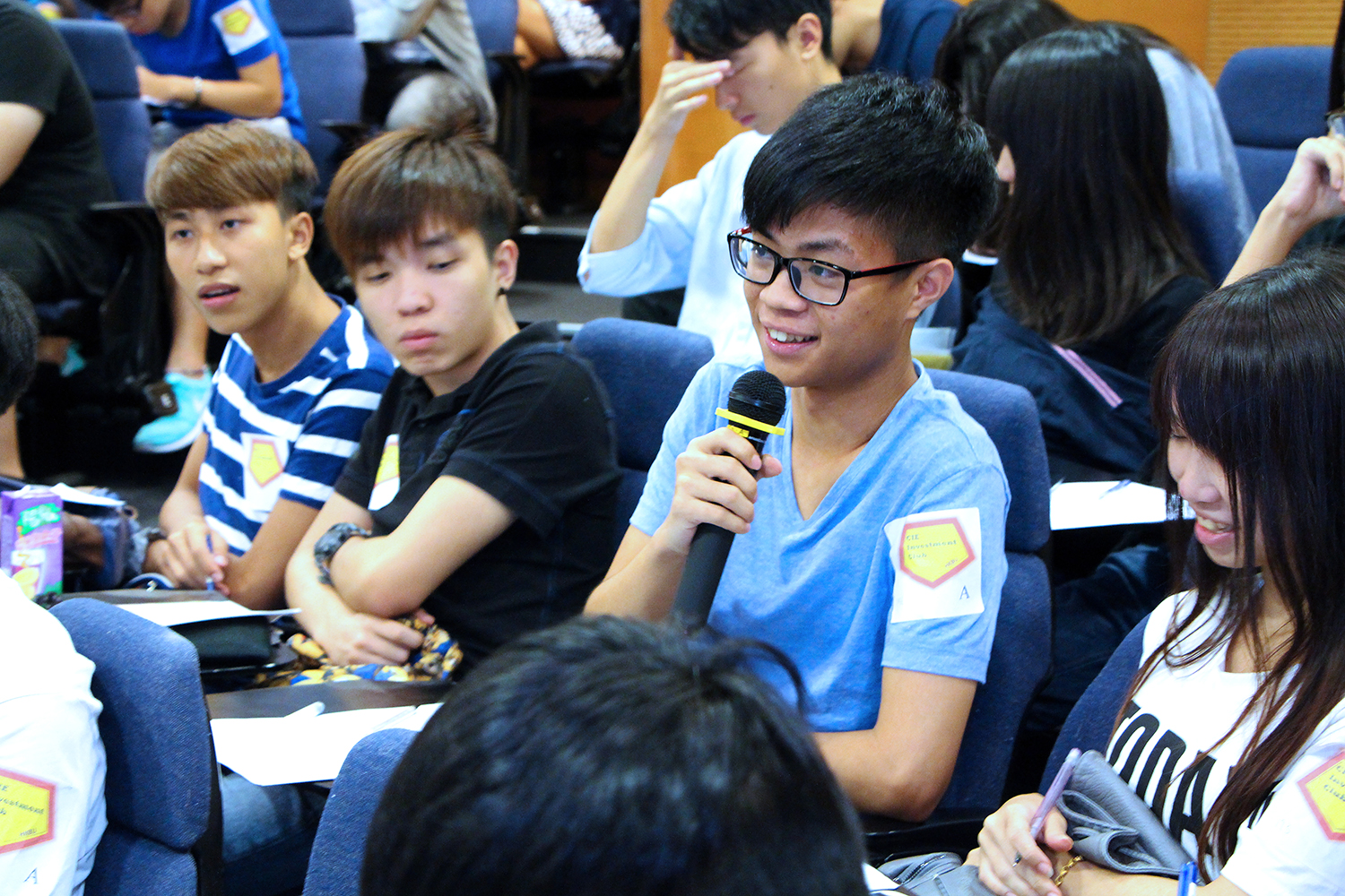 Students raised questions about the financial trends such as －the impact of RMB devaluation on the stock market.