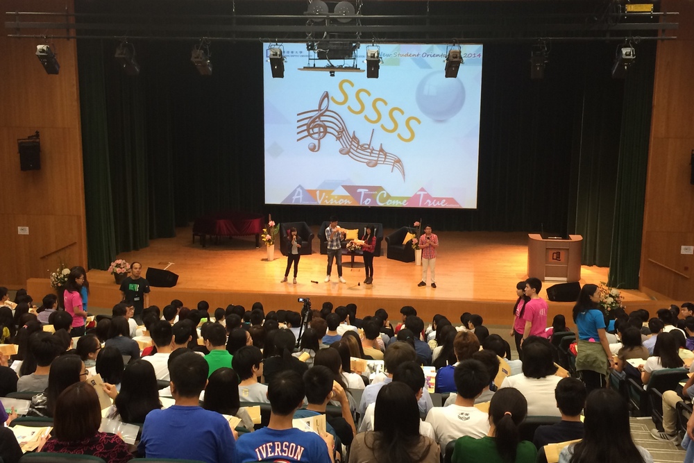 學生大使帶領逾2,500位新生進行熱身遊戲，務求令他們感受學院文化，盡快融入大學生活。