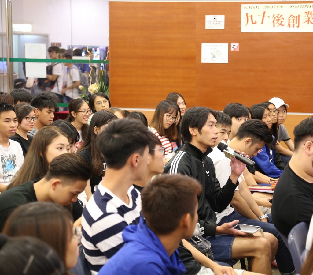 Students were eager to know more about the challenges in setting up business and the ways to tackle the difficulties.