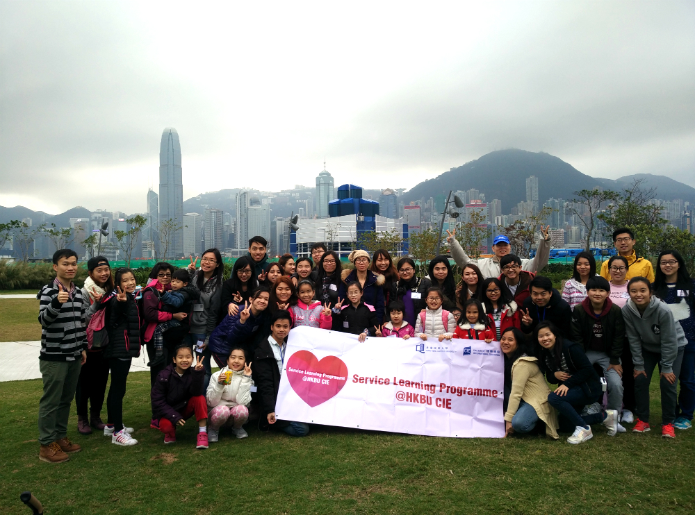 Students hosting city-hunting games for children from single-parent families at the West Kowloon Waterfront Promenade.