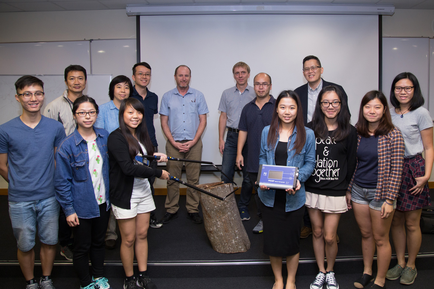 A group photo of Mr. Lothar Göcke of Argus Electronic (Germany) (back row 3rd from the left), Mr. Mike Leung of International Society of Arboriculture (Hong Kong Chapter) (back row 1st from the left) and CIE Tree Management students. 