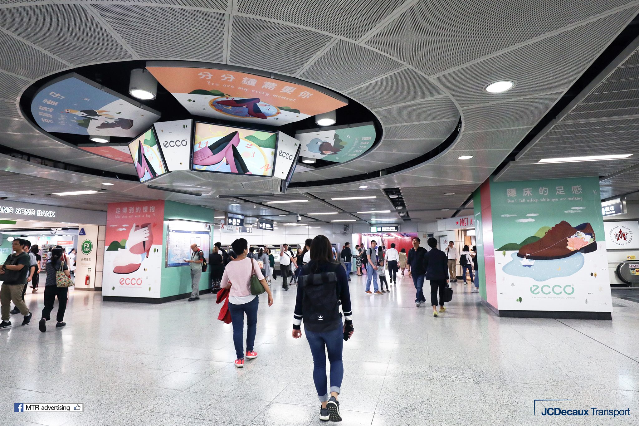 金奖作品「足感一试‧分享」在港铁中环站展示了整整一个星期。(照片来源：JCDecaux Transport)