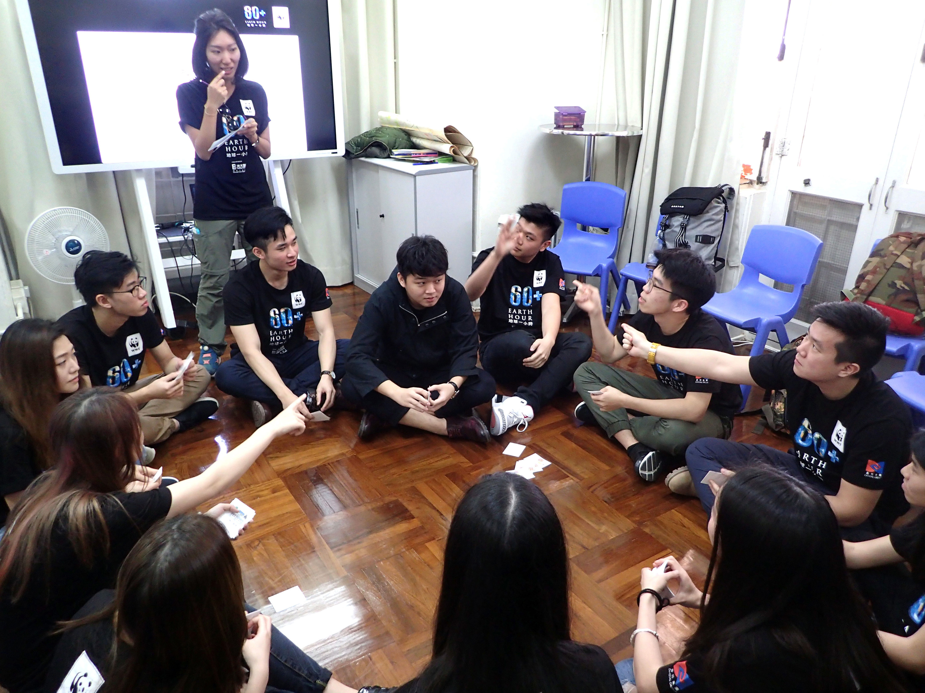 Ms. Stephanie Chan, Programme Development Officer of WWF-Hong Kong facilitated the students to appreciate the natural environment, and explore the connection between nature and human.