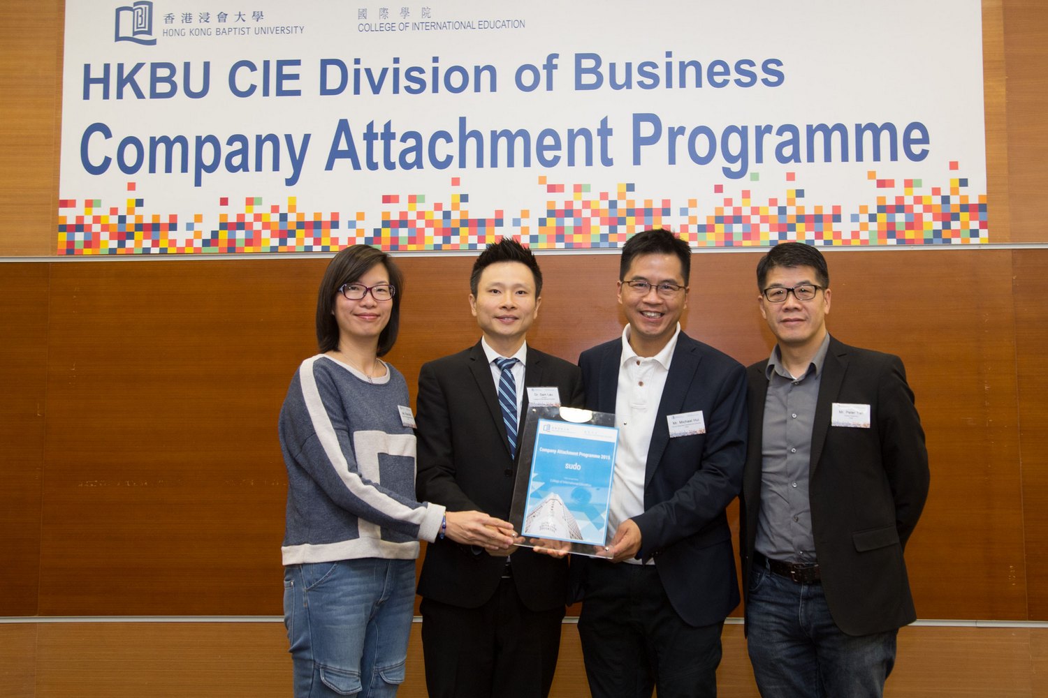 国际学院总监刘信信博士（左二）向「企业体验计画」伙伴机构「sudo」致送纪念品。