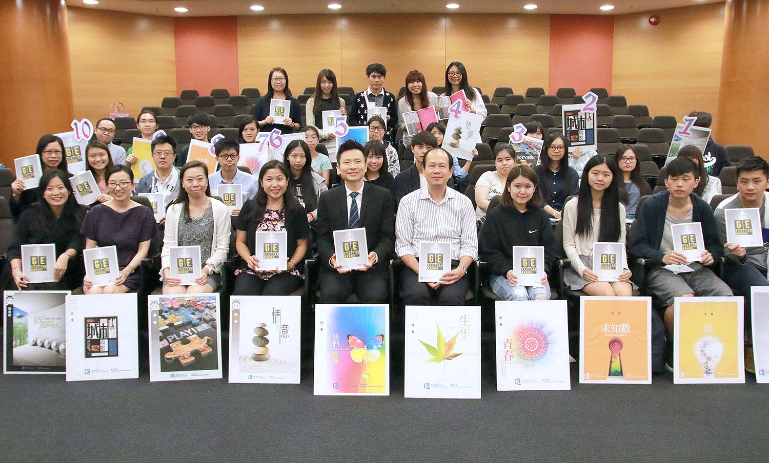  浸大国际学院总监刘信信博士（前排左五）及《覔Invisible》总编辑梁万如博士（前排右五）于新书发布会上与师生编辑团队合照。
