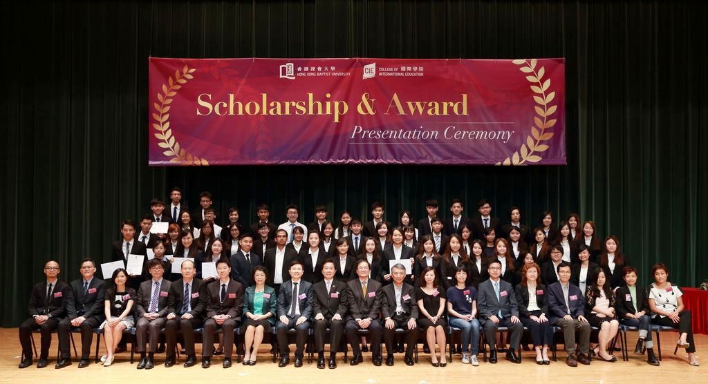 458位副學士及自資學士學位課程同學獲頒發獎學金及獎項。