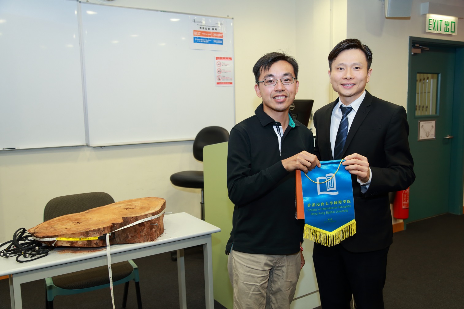 Mr. Chicky Wong, President of International Society of Arboriculture, Hong Kong Chapter (left) and Dr. Sam Lau, Director of CIE (right) commemorating the seminar.