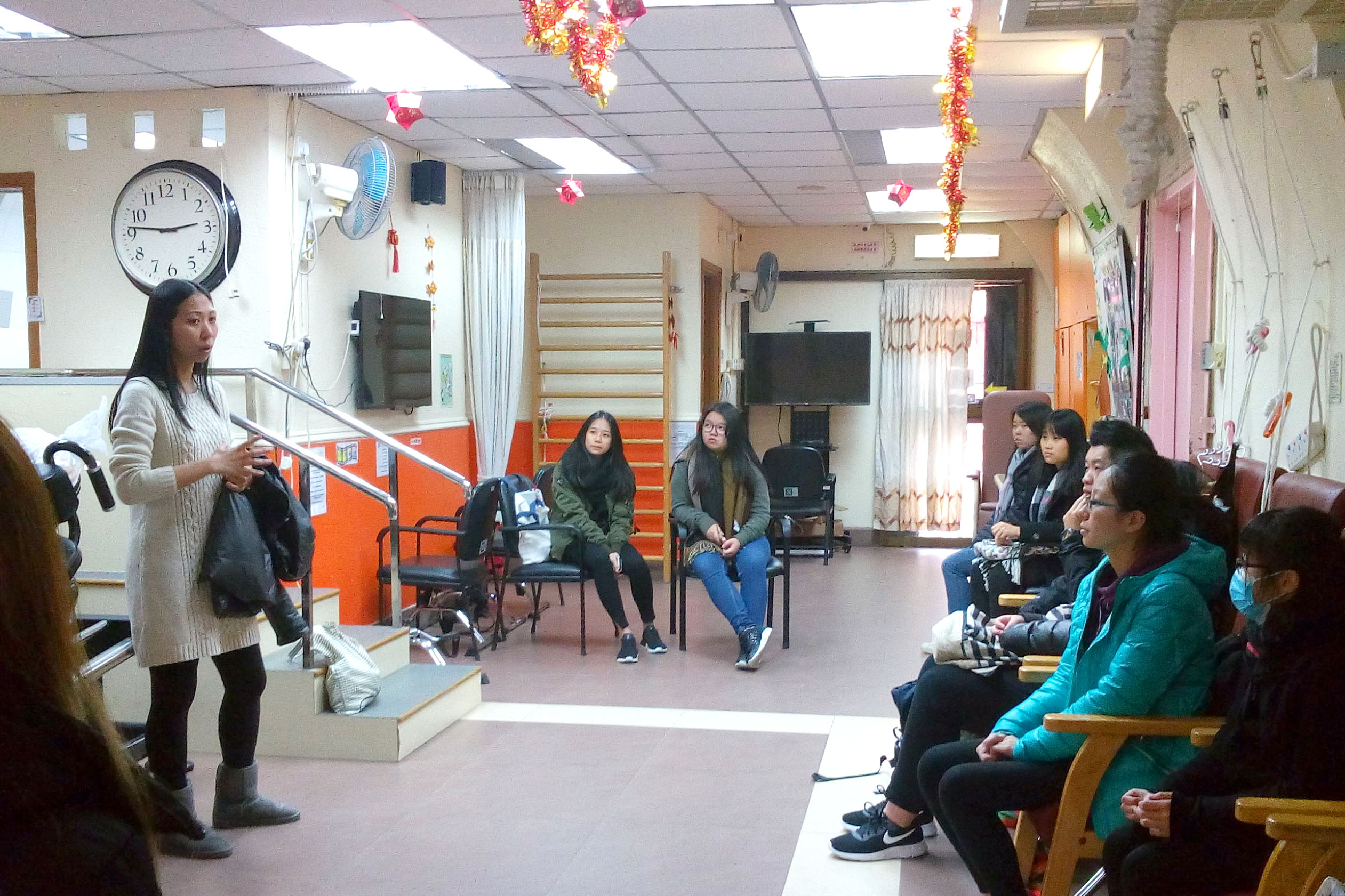 護老中心鄧姑娘為同學講解籌備長者活動的注意事項。