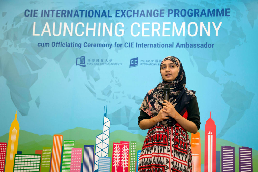 CIE国际大使Nazmeen Akhtar 介绍学院即将举办的文化体验活动，并鼓励同学及交流生积极参与。