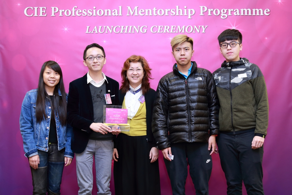 李美琪博士（中）向企業導師鄧銘澤博士（左二）致送紀念品，並與學員拍照留念。