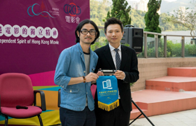 国际学院总监刘信信博士致送纪念锦旗予嘉宾讲者黄修平导演。