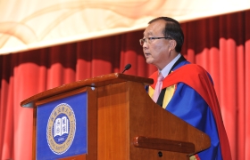 浸大持续教育学院院长黄志汉博士于国际学院副学士课程开学礼上欢迎近1,600名新生加入浸会大学的大家庭。