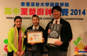 嘉賓評判陳彥林小姐（左一）與高中至營廚神大賽冠軍組別葉泳妮同學及何嘉輝同學合照。