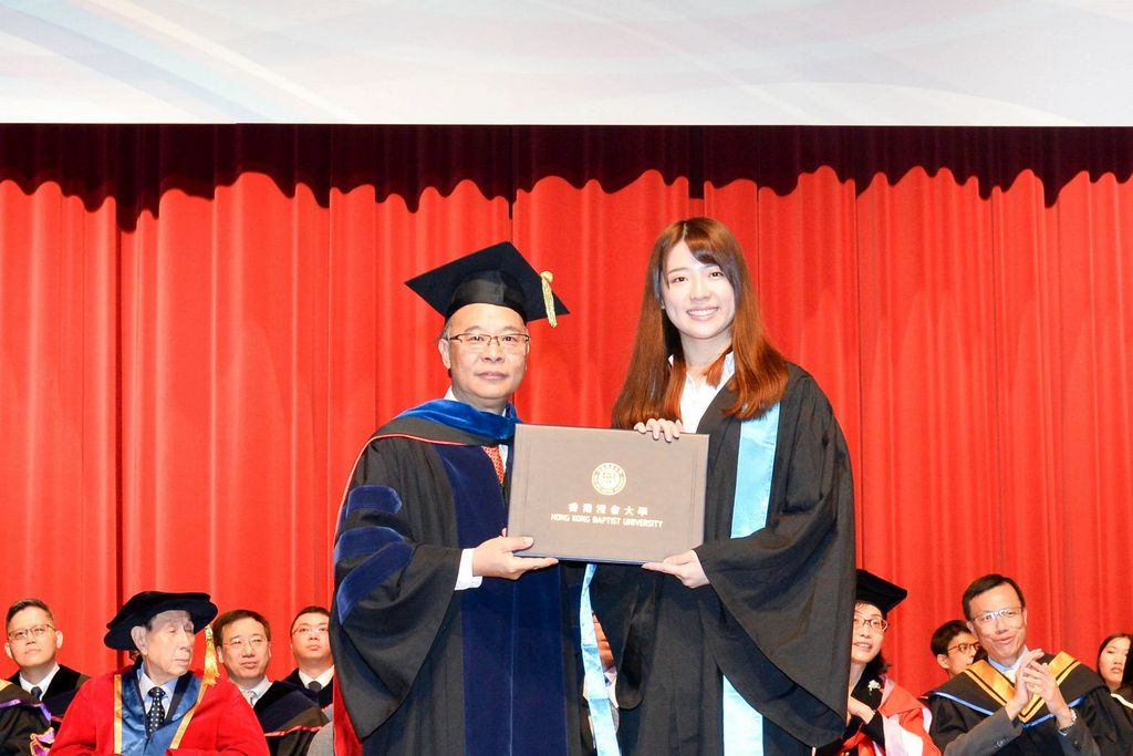 浸大协理副校长（教与学）暨教务长黄岳顺教授（左）于第58届毕业典礼上向副学士毕业生颁授证书。