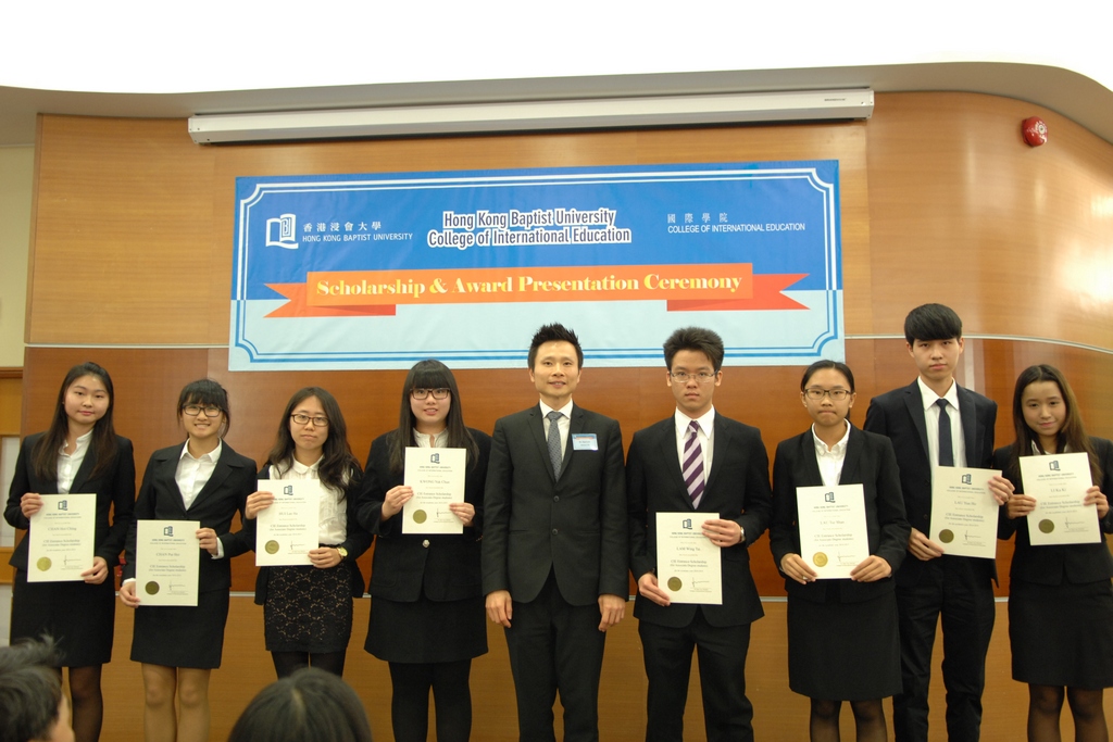 國際學院總監劉信信博士（中）與獲獎同學合照。